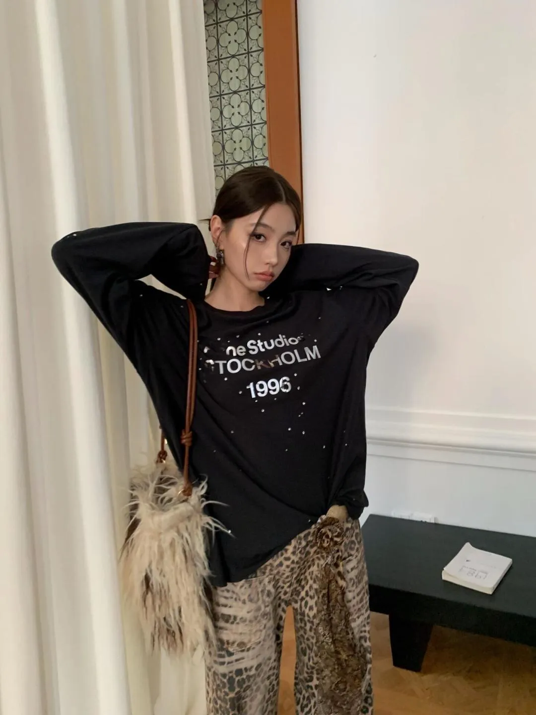 95 Acne Studios, as a fashion brand from Stockholm, Sweden, is not only a typical representative of Nordic minimalist style, but also has become a recognized fashion leader in the fashion industry through artistic processing and sublimation based on the cold style. Color: Black White ACNE long-sleeved liquid silver limited to North America. Fabric: Made of customized G 32s 85% slub cotton + 15% linen blended fabric, which feels comfortable on the upper body. Custom-woven and dyed yarn. Process: The logo is printed with specially imported screen glue. The hot-drilling part uses pure manual positioning and high-temperature hot-drilling process, which is full of three-dimensional and perfect details. Details: All accessories are customized. The level of fineness can be compared with domestic. Cross-border special Size chart: S (bust 58) Length 68.5, sleeve length 67.5, shoulder width 51.5) M (chest 60, length 70.5, sleeve length 68.5, shoulder width 53) L (chest 62, length 72.5, sleeve length 69.5, shoulder width 54.5) XL (chest 64, length 74.5, sleeve length 70.5, shoulder width 56) It is recommended to be under 175cm, 80-140kg S 173-179cm, 140-160kg M 178-185cm, 160-180kg L 183-188cm, 180kg XL